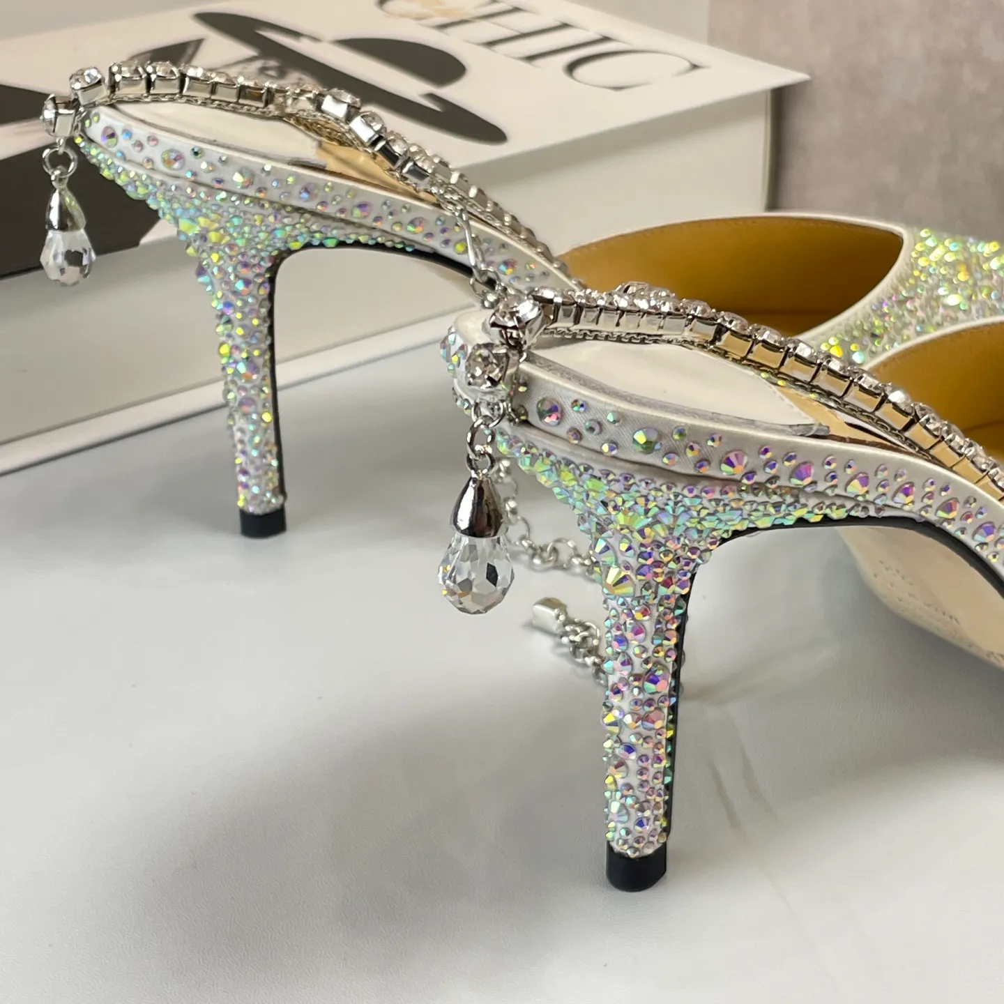 👟👟Ex-factory price 680👟👟 Jimmy Choo/Jimmy Choo classic diamond chain pointed toe crystal high-heeled sandals. Excellent crystal shoes, so beautiful that you can't take your eyes away. The shape of the shoes is very delicate, not too narrow and long. The internal space is sufficient, allowing the toes to relax enough. The rhinestones outline a charming arc on the instep, which is simply beautiful. It has a 360-degree surrounding fairy atmosphere, gorgeous but not exaggerated! ! The fabric is made of imported silk, with imported sheepskin lining. Customized A-grade Italian genuine leather sole. Heel height: 6.5 or 8.5. Size: 35-40 (41, 42, 43 customized, non-refundable)